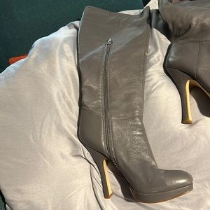 Knee- high grey boots with zipper